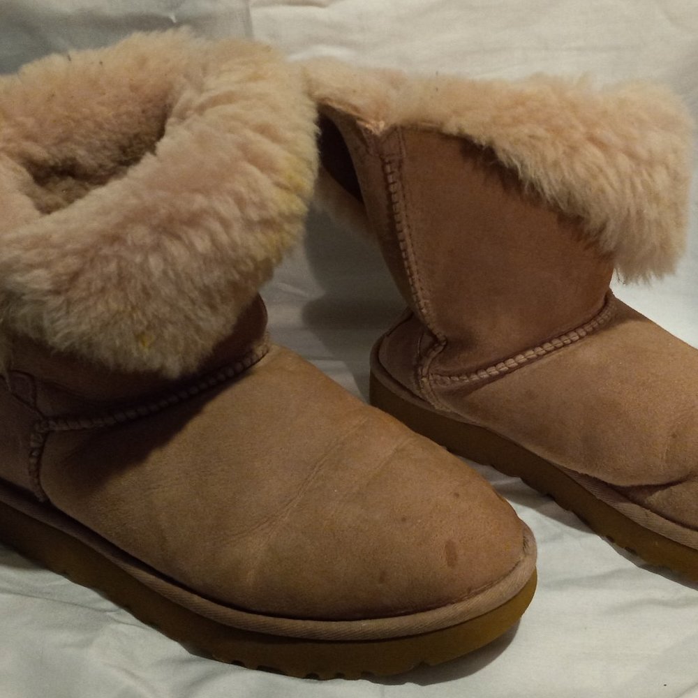 UGG - BAILEY BUTTON II - WOMENS - BOOTS - PINK- SIZE 8 (EUC)